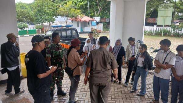 Jadi Tempat Siswa Bolos Sekolah, Sebuah Warung di Rengasdengklok Jadi Sasaran Razia Satpol PP