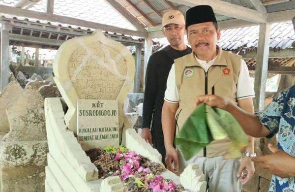 Cabup Marija Ziarah ke Makam Pendiri Kulonprogo, Yusron: Pasar Tradisional Harus Dilindungi