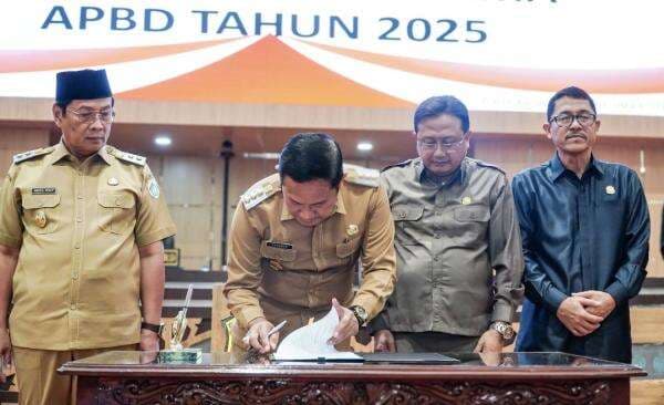 Pemkab dan DPRD Lamongan Tetapkan APBD 2025 dengan Defisit 10 Miliar