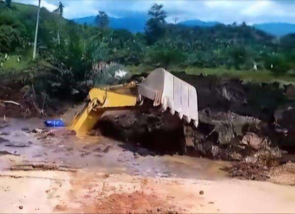 Terjadi Likuifaksi di Mamuju Tengah, Excavator Amblas ke Dalam Tanah