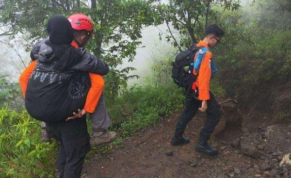 Asam Lambung Kumat di Gunung Sindoro, Pendaki Wanita Turun Digendong Tim SAR Asam Lambung Kumat di Gunung Sindoro, Pendaki Wanita Turun Digendong Tim SAR