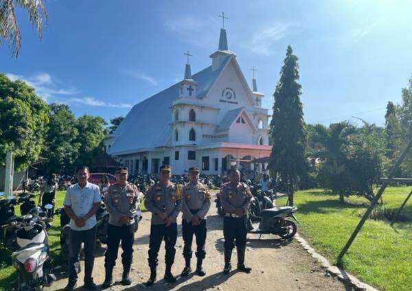 Kapolres Sumba Timur Turun Langsung Pastikan Ibadah Paskah Aman dan Khidmat Kapolres Sumba Timur Turun Langsung Pastikan Ibadah Paskah Aman dan Khidmat