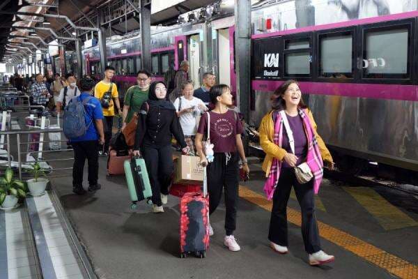 Pemudik KA Mulai Berdatangan, H-10 dan H-9 Lebaran Capai 17.714 Penumpang Pemudik KA Mulai Berdatangan, H-10 dan H-9 Lebaran Capai 17.714 Penumpang