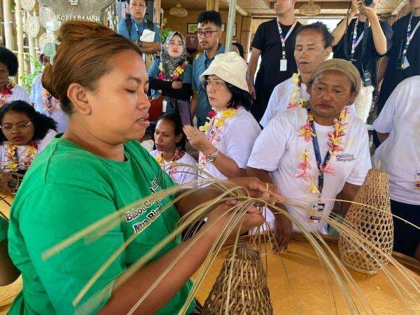 Mama-Mama Papua Belajar Seni Anyaman Bambu di Desa Tua Tigawasa, Bali Utara