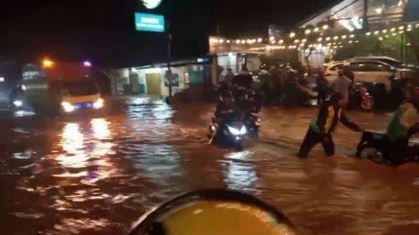 Diguyur Hujan Deras, Jalan Raya Banjaran Terendam Banjir