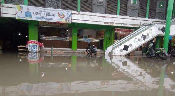 Pasar Wadungasri Terendam Banjir, Warga Aktiftas Jual Beli Terganggu