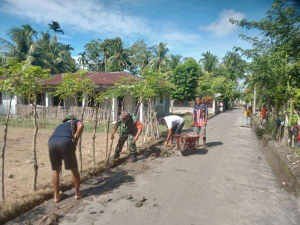 Anggota Koramil 18 Tripa Pijay Gelar Karya Bakti Bersama Warga Bersihkan Saluran Air Pertanian