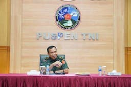 Klarifikasi Kapuspen TNI Mengenai Foto Pamen TNI Bersama Ivan Sugianto