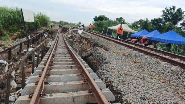 Jalur KA Gubug-Karangjati Belum Dapat Dilalui, Rusak Parah Diterjang Banjir