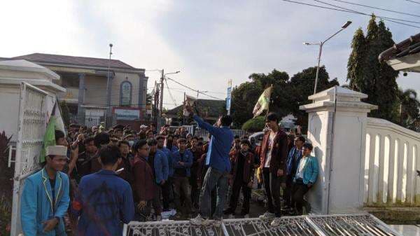Aliansi Mahasiswa Desak Pemkab dan APH Beri Sanksi Pembuang Limbah di Karangligar dan Sungai Kocon Aliansi Mahasiswa Desak Pemkab dan APH Beri Sanksi Pembuang Limbah di Karangligar dan Sungai Kocon