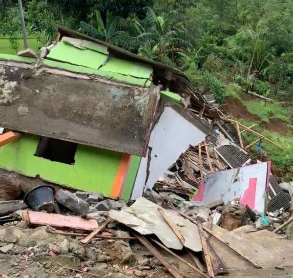 Detik-detik Rumah Hancur Tergerus Longsor di Lebak Banten Terekam Kamera Warga