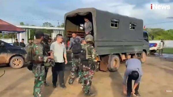 Belasan WNA China Penyerang TNI di Ketapang Ditangkap Belasan WNA China Penyerang TNI di Ketapang Ditangkap