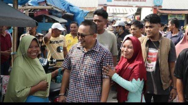 Kunjungi Pasar, Abang Fauzi Dikerubuti Emak-emak Untuk Foto Bersama