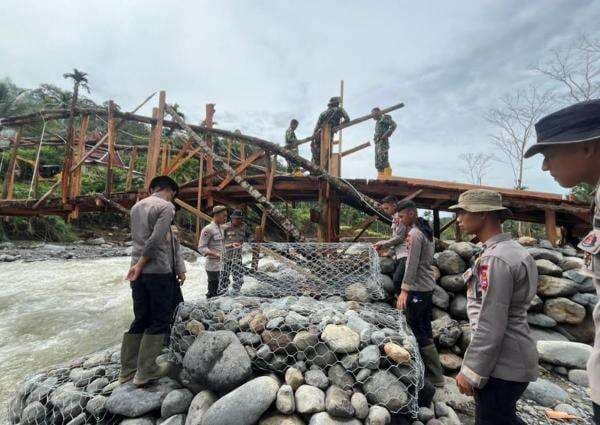 Aksi TNI-Polri Berjibaku Bangun Jembatan Darurat Buka Akses Daerah Terisolasi di Agam Aksi TNI-Polri Berjibaku Bangun Jembatan Darurat Buka Akses Daerah Terisolasi di Agam