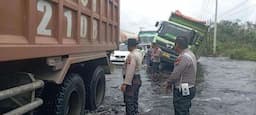 Jalan Lintas Riau Jambi Direndam Banjir, Kapolda Riau Perintahkan Personel Selalu Siaga di Lokasi