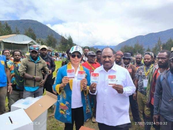 Coblos di Ilaga, Cagub Willem Wandik Yakin Menang Pilkada Papua Tengah