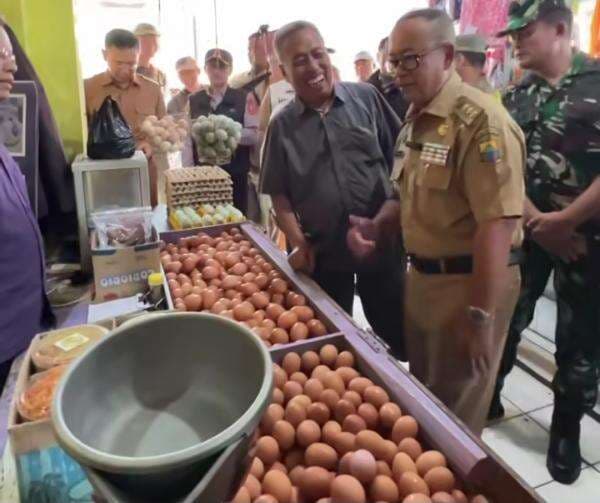 Jelang Libur Natal dan Tahun Baru, Bupati Herman Suherman Cek Harga Sembako, Telur-Ayam Naik