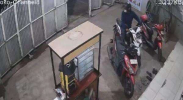 Asyik Senam di Jombang, Motor Beat Milik Emak-emak Amblas, Pelaku 2 Orang Terekam CCTV