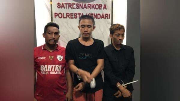 Sempat Kabur Saat Digerebek, Bandar Sabu Diringkus di Ranomeeto Barat Sempat Kabur Saat Digerebek, Bandar Sabu Diringkus di Ranomeeto Barat