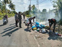 Koramil 18 Tripa Pidie Jaya Gotong Royong Bersihkan Sampah Berserakan di Bahu Jalan