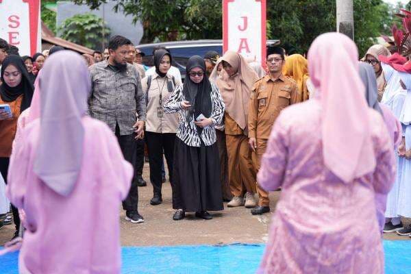 Tiba di Kampung Halaman, Husniah Talenrang Disambut Tari Kipas dan Tari Pattapi Tiba di Kampung Halaman, Husniah Talenrang Disambut Tari Kipas dan Tari Pattapi