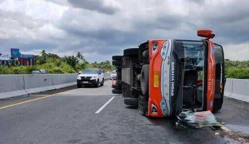 Bus Rosalia Indah Terguling di Tol Semarang-Solo, Tiga Penumpang Dilarikan ke Rumah Sakit