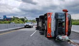 Bus Rosalia Indah Terguling di Tol Semarang-Solo, Tiga Penumpang Dilarikan ke Rumah Sakit