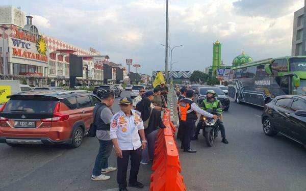 Heboh! Penutupan U-turn WTC Serpong Bikin Ribut, Pengendara Ngamuk Maki Petugas Dishub