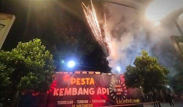 Pesta Kembang Api dan Bagi-bagi Makan Gratis Warnai Malam Tahun Baru di Kalipepe Land