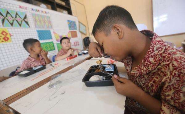 Besok Surabaya Gelar Makan Bergizi Gratis untuk Pelajar, Lima Sekolah Jadi Percontohan