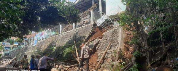 Plengsengan Balai Desa Longsor, Satu Orang Tewas Tertimpa Material