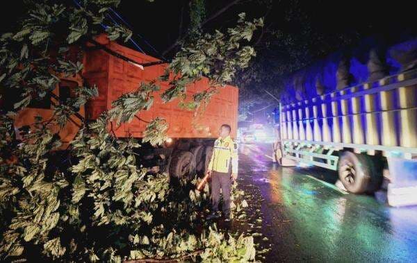 Kecelakaan di Lamongan Truk Selip, Tabrak Pemotor Asal Bojonegoro