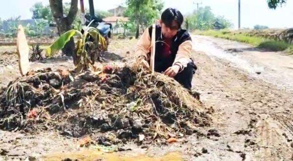 Ada Kuburan di Tengah Jalan Rusak, Ternyata Begini Faktanya