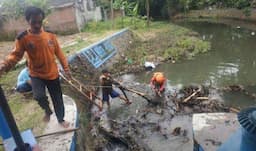 Tumpukan Sampah Sumbat Sungai, BPBD Sukoharjo Bergerak Lakukan Pembersihan Massal