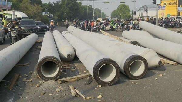 10 Paku Bumi Jatuh di Buahbatu Jalan Soekarno-Hatta Bandung, Lalu Lintas Macet Parah