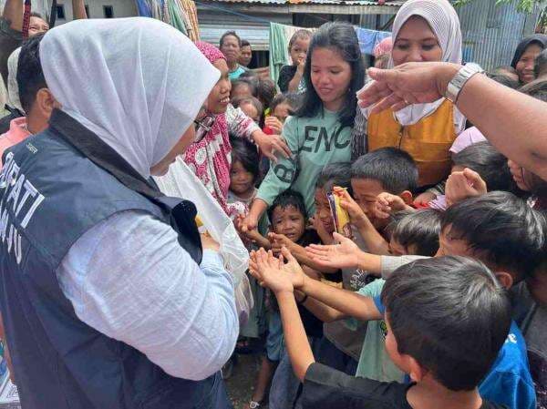 Bupati Mamuju Bagi Es Krim ke Anak-Anak Korban Banjir