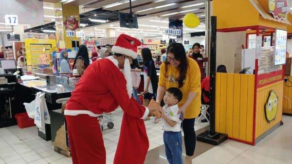 Ada Santa Claus di Plaza Asia Tasikmalaya, Bagi-Bagi Hadiah Natal 2024 ke Pengunjung