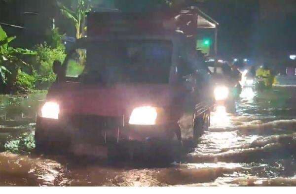 Banjir Luapan Sungai Bodri Rendam Jalur Cirebon-Kuningan, Ratusan Motor Mogok Banjir Luapan Sungai Bodri Rendam Jalur Cirebon-Kuningan, Ratusan Motor Mogok