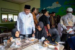 Anggota DPR RI Muazzim Akbar Pantau Langsung Program MBG Prabowo-Gibran di Lombok