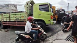 Truk Bermuatan Besi Wiremesh Terperosok di Jalan Gunung Koneng Tasikmalaya