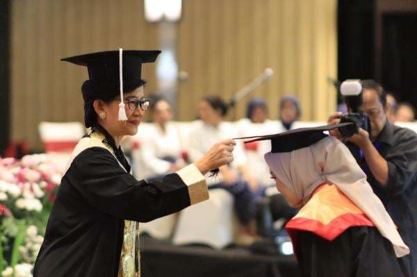 FOTO: STIKES Telogorejo Wisuda 290 Mahasiswa, 75 Sudah Diterima Kerja Sebelum Lulus