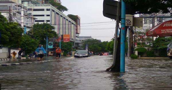 Hujan Deras di Jakartas Selatan 5 Ruas Jalan Utama Terendam Banjir