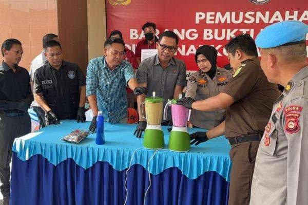 Polda Sumsel Musnahkan Narkoba dari 25 Kasus, Nilainya Tembus Rp2,29 Miliar Polda Sumsel Musnahkan Narkoba dari 25 Kasus, Nilainya Tembus Rp2,29 Miliar