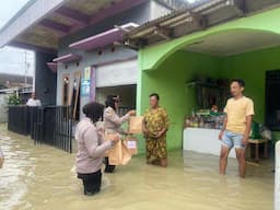 Polwan dan Bhayangkari Polres Grobogan Tembus Banjir Demi Membantu Warga di Jajar Purwodadi