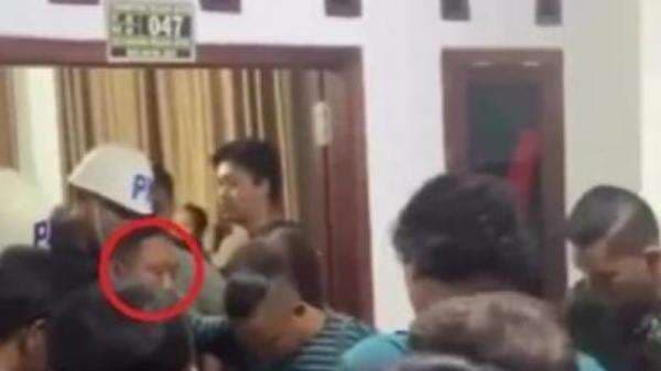 Terduga Pelaku Penembakan yang Menewaskan 3 Personel Polres Way Kanan Ditangkap Terduga Pelaku Penembakan yang Menewaskan 3 Personel Polres Way Kanan Ditangkap