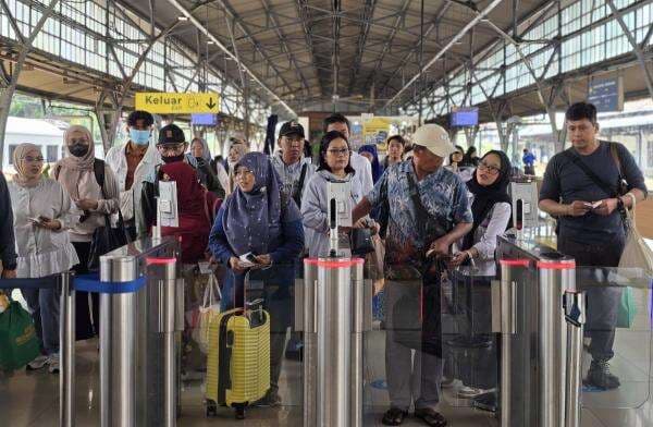 KAI: 46 Ribu Penumpang Sudah Keluar Jakarta hingga Jumat Sore KAI: 46 Ribu Penumpang Sudah Keluar Jakarta hingga Jumat Sore