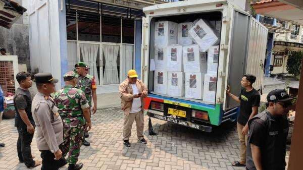 Personel Pengamanan Kawal Ketat Distribusi Logistik Pilkada 2024 di Kabupaten Sidoarjo