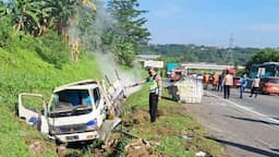 Kecelakaan di Tol Bawen-Semarang, Bus Tabrak Mobil dan Truk Muat Bahan Kimia