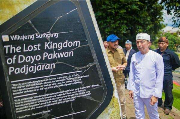 Wali Kota Bogor dan Wamen Kebudayaan Tinjau Prasasti Batutulis Pasca Vandalisme Wali Kota Bogor dan Wamen Kebudayaan Tinjau Prasasti Batutulis Pasca Vandalisme