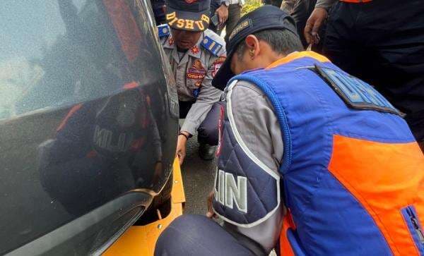 Petugas Tilang dan Gembok Mobil Parkir Sembarangan di Kota Cimahi